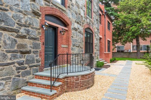 216 8th St, Washington, DC 20002-6106