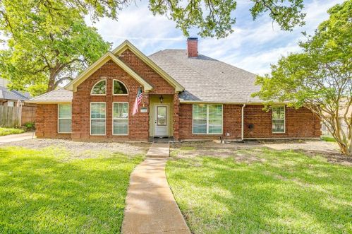 7108 Lincoln Dr, Fort Worth, TX 76182-7678