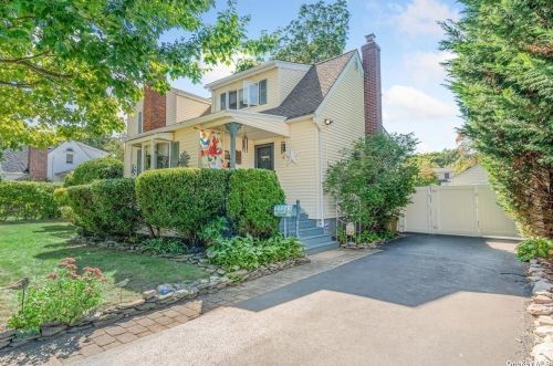 607 Oak Neck Rd, West Islip, NY 11795-3632