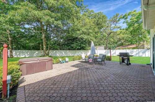 2 Autumn Dr, Mount Sinai NY  11766-2300 exterior