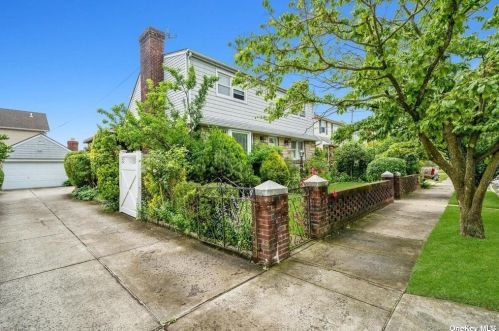 224 Crown Ave, Floral Park, NY 11001-3705