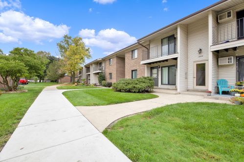 1660 Carriage Ln, Waukesha, WI 53151-1497