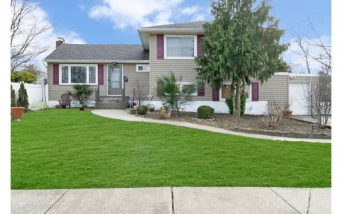 3994 David Pl, Seaford, NY 11783-1519