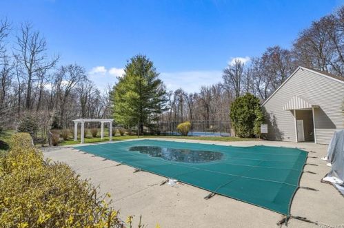 229 Sandpiper Ct, Yorktown Hgts NY  10598-1968 exterior