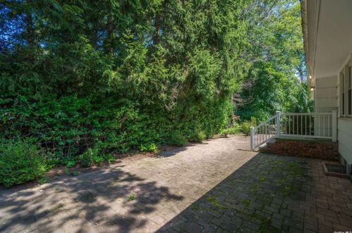 9 Doris Ct, Northport NY  11768-2000 exterior