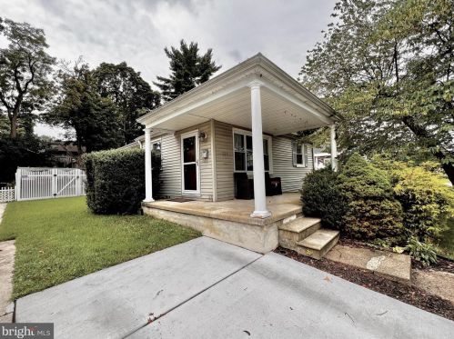330 Albany Ave, Barrington, NJ 08007-1032