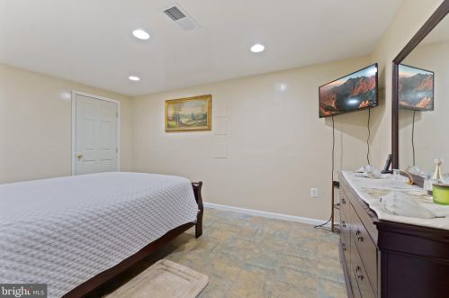 8813 Sylvania St, Lorton VA  22079-1612 exterior