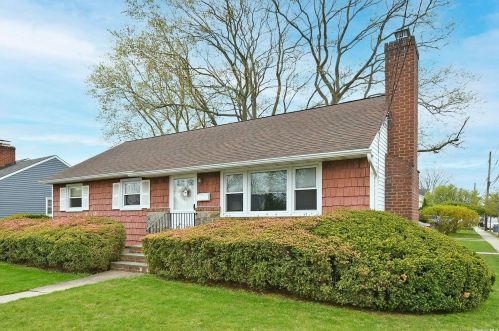 179 Maple Ave, Bethpage, NY 11714-1918