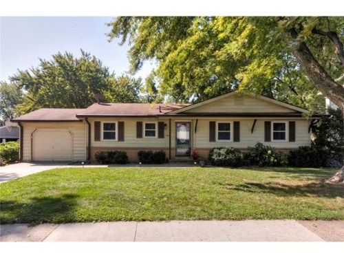 8644 Summit Dr, Des Moines, IA 50325-5428