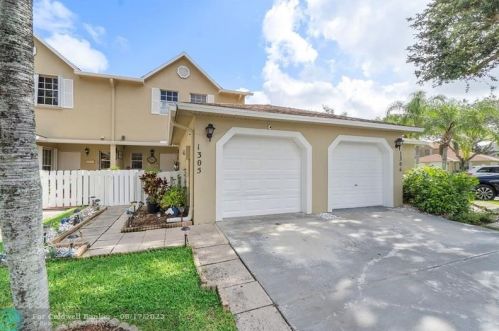 1305 Maplewood Dr, West Palm Beach, FL 33415-1474