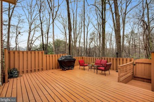 5666 Sutherland Ct, Springfield VA  22015-1850 exterior
