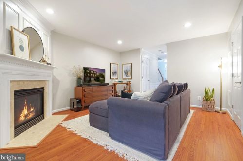 8231 Singleleaf Ln, Lorton VA  22079-5634 exterior