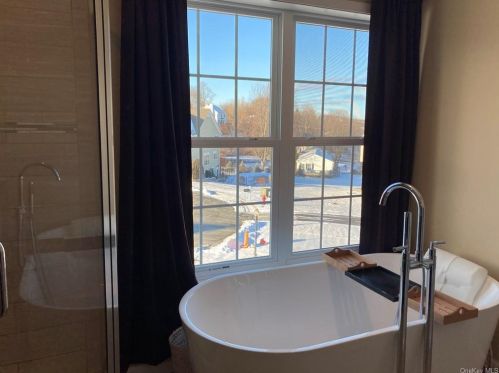 8 Summit Dr, Marlborough NY  12542-6408 exterior