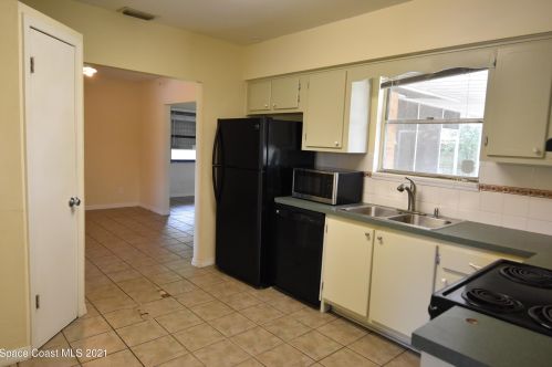 2880 Saturn Dr, Titusville, FL 32796-2580