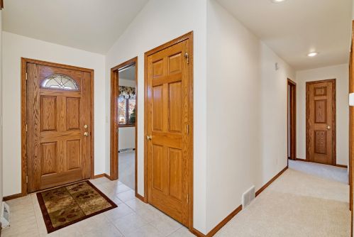 1006 Deerfield St, Holmen, WI 54636-9446
