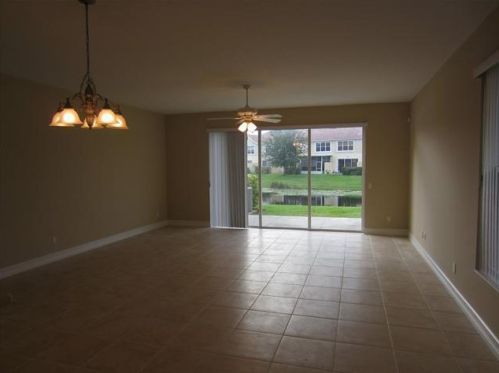 1176 Pinewood Lake Ct, West Palm Beach, FL 33415-1521