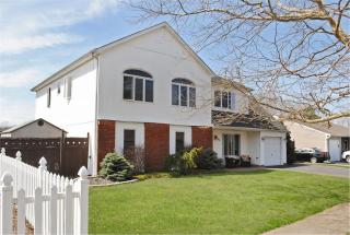 90 Springmeadow Dr, Holbrook, NY 11741-3019