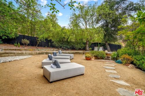 1719 Oak Dr, Topanga CA  90290-4025 exterior