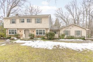 2 Standish Ln, Stonybrook, NY 11790-3125