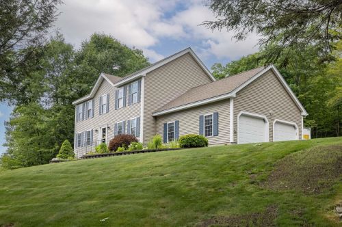 2 Lynwood Rd, Raymond, NH 03077-1877