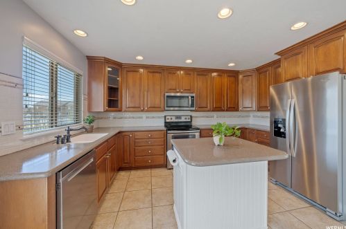 567 Grinding Cir, West Kaysville, UT 84037-6717