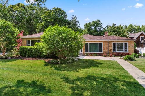 1643 Lake Shore Dr, Lake Geneva, WI 53147-9706