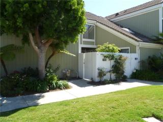 3482 Bravata Dr, Huntington Beach CA  92649-2033 exterior
