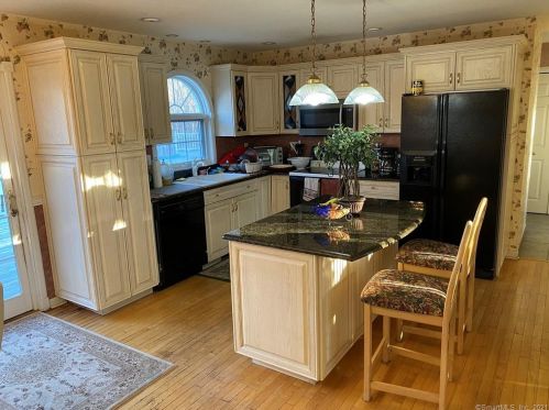 804 Spindle Hill Rd, Waterbury, CT 06716-1108