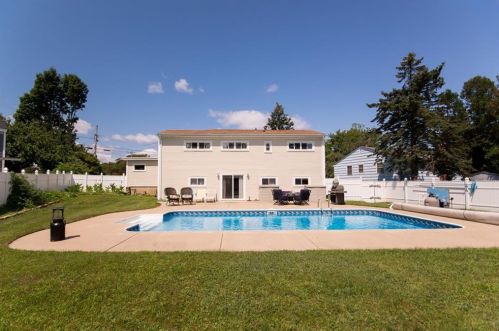 19 Casey Dr, Middletown RI  02842-6224 exterior