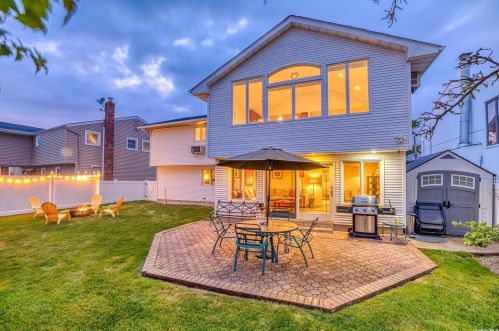2534 Malibu Rd, North Bellmore, NY 11710-5122