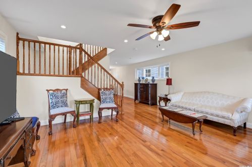 808 Shad Creek Rd, Far Rockaway, NY 11693-1134