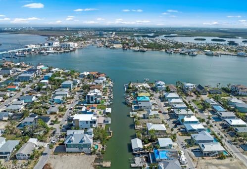 259 Carolina Ave, Fort Myers Beach, FL 33931-2811