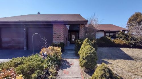 8 Bovie Ct, Holbrook, NY 11741-5601