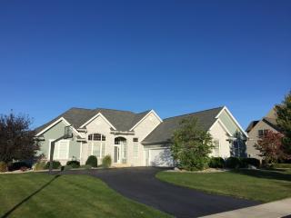 5856 Green Ivy Ln, Monclova, OH 43542-9380
