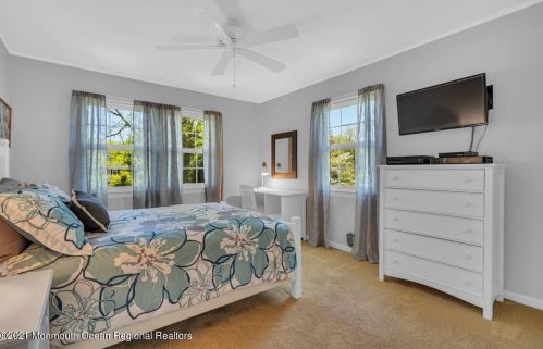 33 Pelican Rd, Middletown NJ  07748-3237 exterior