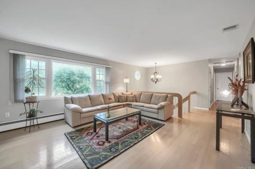 13 Mayer Dr, Airmont, NY 10901-3827
