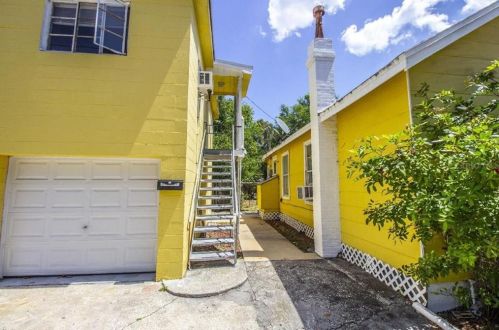 1347 9 Ave, Saint Petersburg FL  33705-1220 exterior