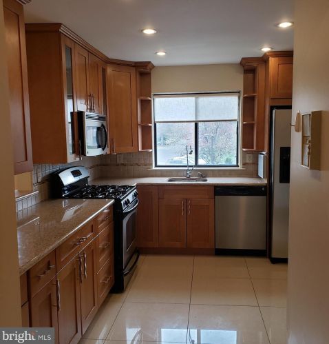 421 Woodmill Dr, East Windsor NJ  08512-2510 exterior