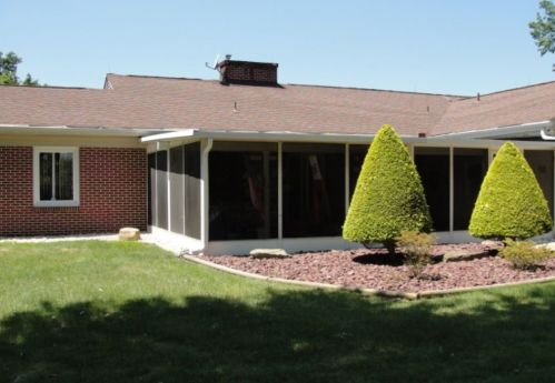 1004 Linden Dr, Jeannette PA  15644-2841 exterior