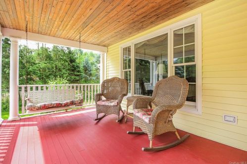 171 Tomahawk St, Yorktown Hgts, NY 10598-6318