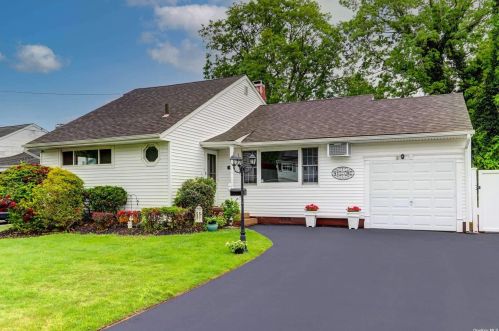 4 Thomas Dr, Babylon, NY 11703-2314