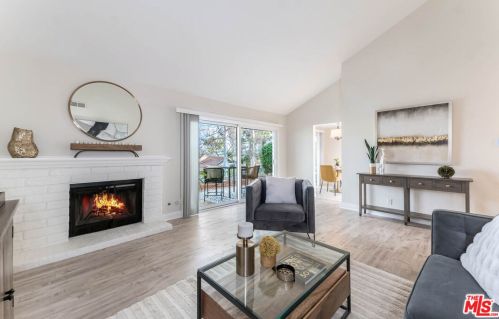 124 Rosehedge Ln, Calabasas, CA 91377-1015