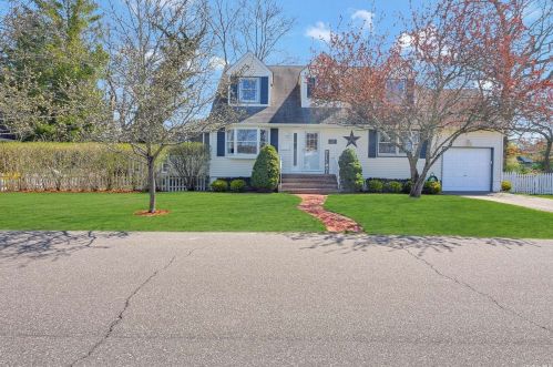 229 Union Ave, Islip Manor, NY 11751-4719