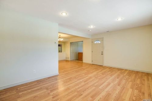 230 Feller Dr, Central Islip, NY 11722-1214