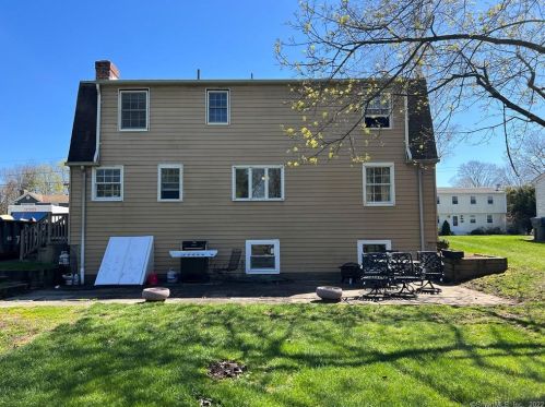 8 Jeanette Dr, Plainville, CT 06062-2113