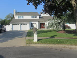 7 Adrienne Ct, Hauppauge, NY 11788-2732