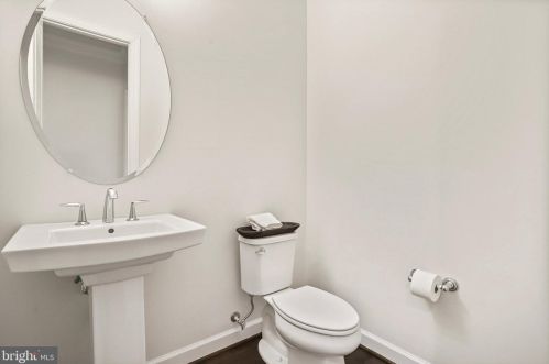 10244 Forest Lake Dr, Great Falls VA  22066-3609 exterior