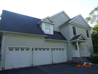 21 Park St, Strongs Neck, NY 11733-2257