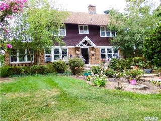 355 Woodland Dr, Brightwaters, NY 11718-1927