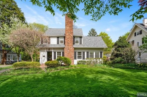 751 Hillcrest Rd, Ridgewood, NJ 07450-1105